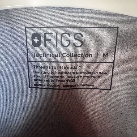 FIGS Women's Catarina Technical V-Neck Scrub Top Gray Size Medium Short Sleeve - Picture 2 of 5